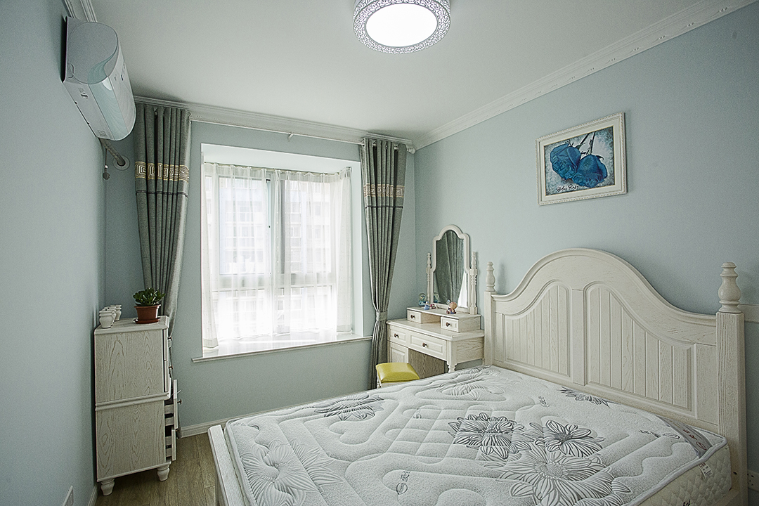 次臥的墻面顏色的設計主要根據客戶家女兒的設計要求選定的，使用了混搭的簡歐家具，讓整個房屋更加的多了一種特殊的韻味。
