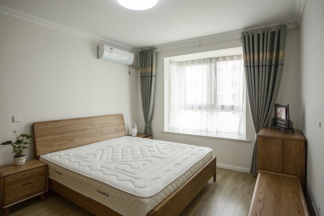 主臥室墻面使用中性駝色，配上原木色的家具，簡單大氣，讓人神清氣爽。
