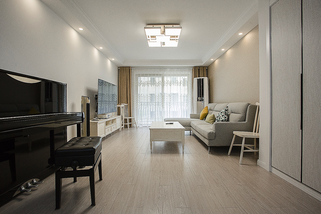 客餐廳休閑區毫無分割，需要用家具的圍合來表現區域，家具的選擇要能夠使幾個部分各成一局卻又渾然一體，走道的鋼琴分割也是業主最喜愛的，工作之余以音樂來放松自己，陶冶情操。
