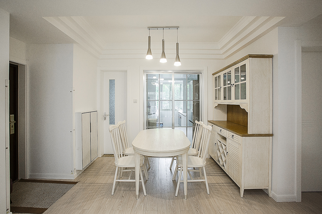 時尚的餐廳，能為人提供優雅的就餐環境，所以餐廳的重要性其實不亞于客廳，餐邊柜可謂是餐廳的亮點，卻與素色的墻面的墻面和頂面格格不入。
