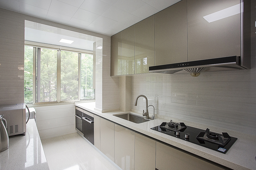 原本廚房間給人的印象糟糕透頂，原來的陽臺也并為廚房間，，加強了室內的通風換氣，保障空氣的干燥和清新，解決了的油煙的問題。
