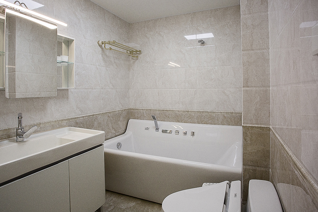 原本的主衛是新現代式的風格，腰線分開的立面，瓷磚的顏色與款式也比較搭配，菱角分明的瓷質洗手臺與浴缸緊挨，臺盆先黑色腰線造型時尚，同時也能起到很好的收納作用，只有在如此整潔 的衛生間里，才能讓人舒心的洗脫一身的疲憊。
