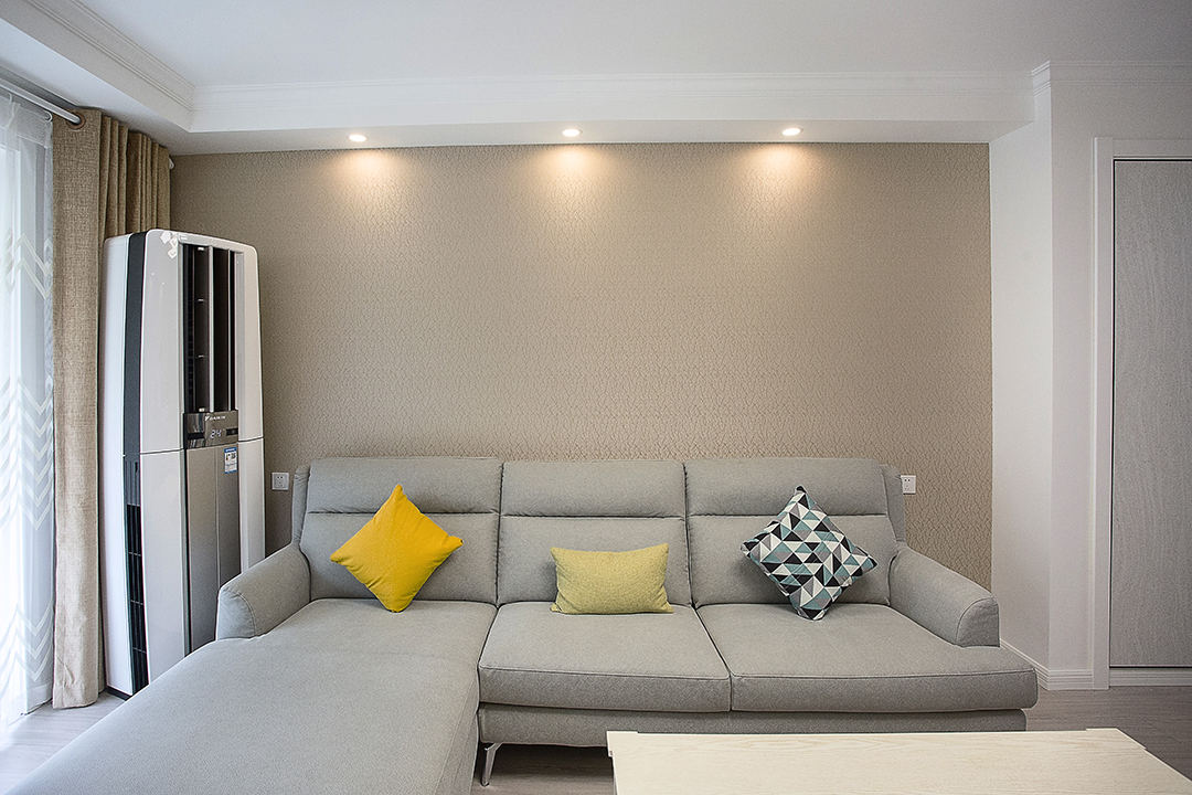 對于簡約風格業主起初有點猶豫，簡約和華麗的平衡尺度并不是非常容易掌握，解決方法是在客廳的整體風格上追求簡約 的效果，保留了材質，色彩的大致風格，但仍然也可以強烈的感受到現代的歷史痕跡和濃厚的文化底蘊，同時也摒棄了過于復雜的肌理和裝飾，簡化了線條。