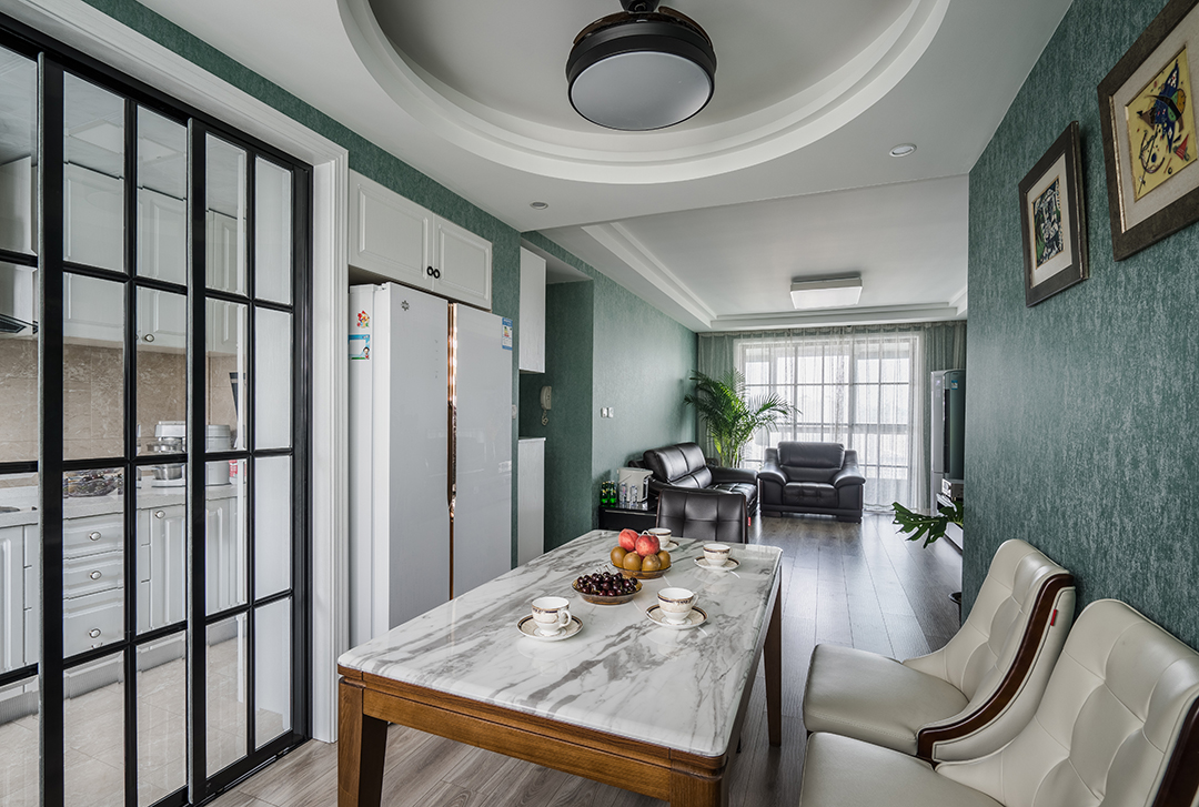 餐廳和陽臺相連，使陽臺和餐廳和二為一
