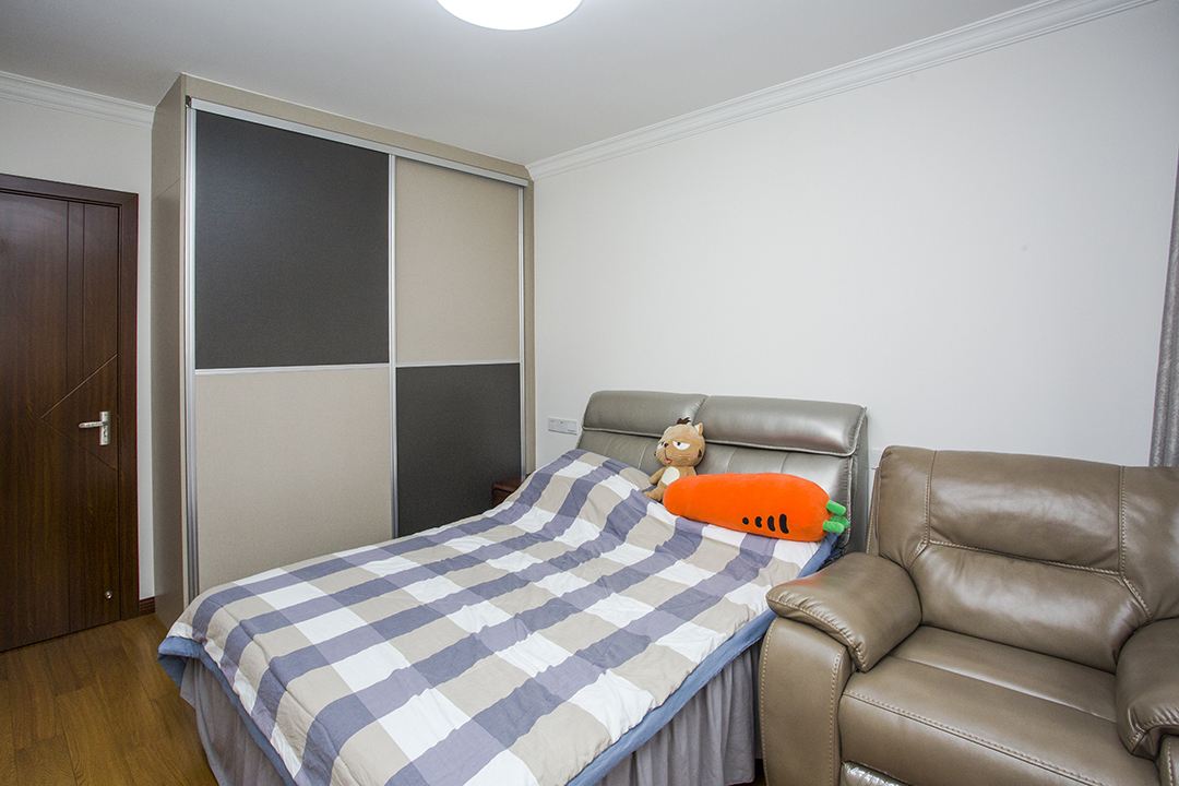 小臥衣柜采取了現代風格的格子門，用顏色換搭突出了個性，奶茶色成為家具主色調，皮質的沙發一定柔軟的讓人舒服的看上一天的書也不會累
