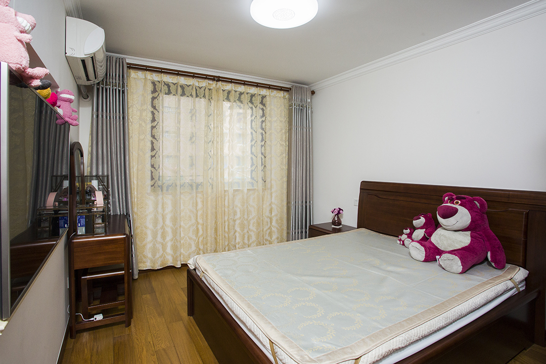 主臥作為男女主人的臥室，一套實木的家具成為重點，線條簡單，卻厚重，相信一定是一個做美夢的最佳場所
