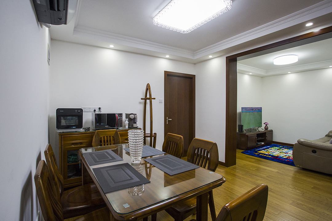 廚房間爵士白的墻磚，作為背景色簡單卻不失大氣，櫥柜上淺下深，更給人以踏實輕快的感覺，胡桃木色配上白色木紋的櫥柜，沒有歐式的奢華，卻多了現代的簡約和美式的恬淡。
