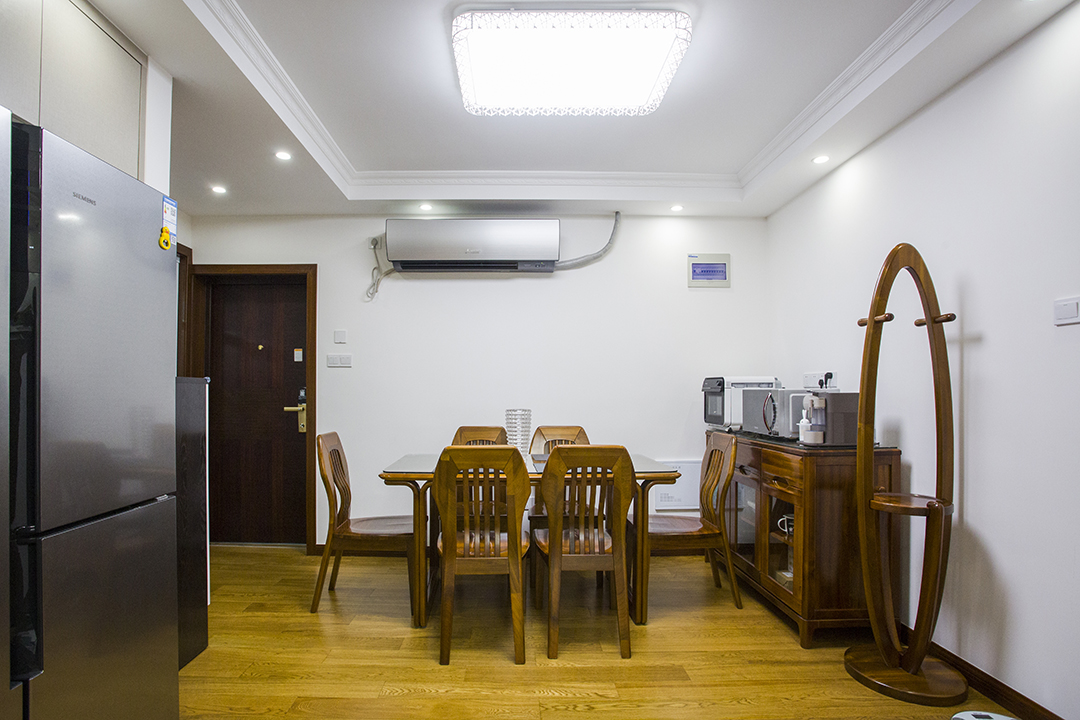 一進門的玄關是夫妻最滿意的一點，一是區分了室內外空間，做到了室內外的分割，讓小戶型也有了大戶型的莊重感，深色壁紙配上純白色柜子，大方的同時不失輕快.墻面鐵藝工藝品更是
