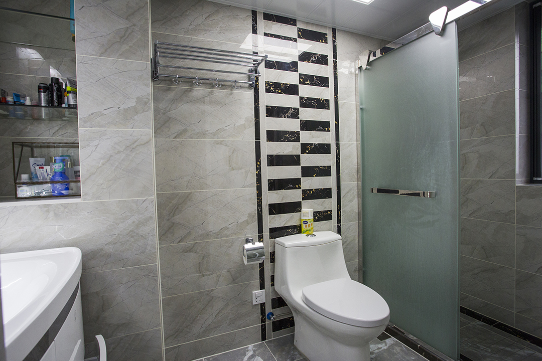 原本擁擠的衛生間經過改造后大了許多，增加了更多的功能性，墻磚的選擇馬桶后的瓷磚無一不是精挑細選完全將現代簡約體現出來，簡潔卻大方，簡單卻精致，
