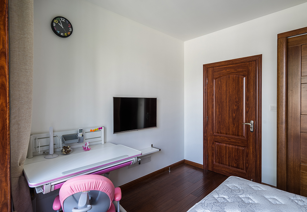 次臥在次臥室的設計上，要追求的是功能與形式的完美統一、優雅獨特、簡潔明快的設計風格。在臥室設計的審美上，要追求時尚而不浮躁，莊重典雅而不乏輕松浪漫的感覺。因此，在臥室的設計上，會更多地運用豐富的表現手法，使臥室看似簡單，實則韻味無窮。淺色的書桌，顏色素雅，可以專注看書，又容易打理，同主臥室一樣的衣柜根床使整個房間一體化。
