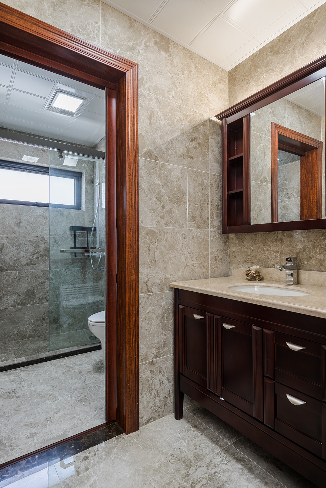 次衛客衛生間是多樣設備和多種功能聚合的家庭公共空間，干濕分離是衛浴設計中比較流行的設計概念。使用傳統的浴室設備，洗澡之后總是到處充滿水汽，潮濕的空氣長期在浴室中滯留。讓洗手臺、浴室分離開，裝修風格上分而不離，使用方便。
