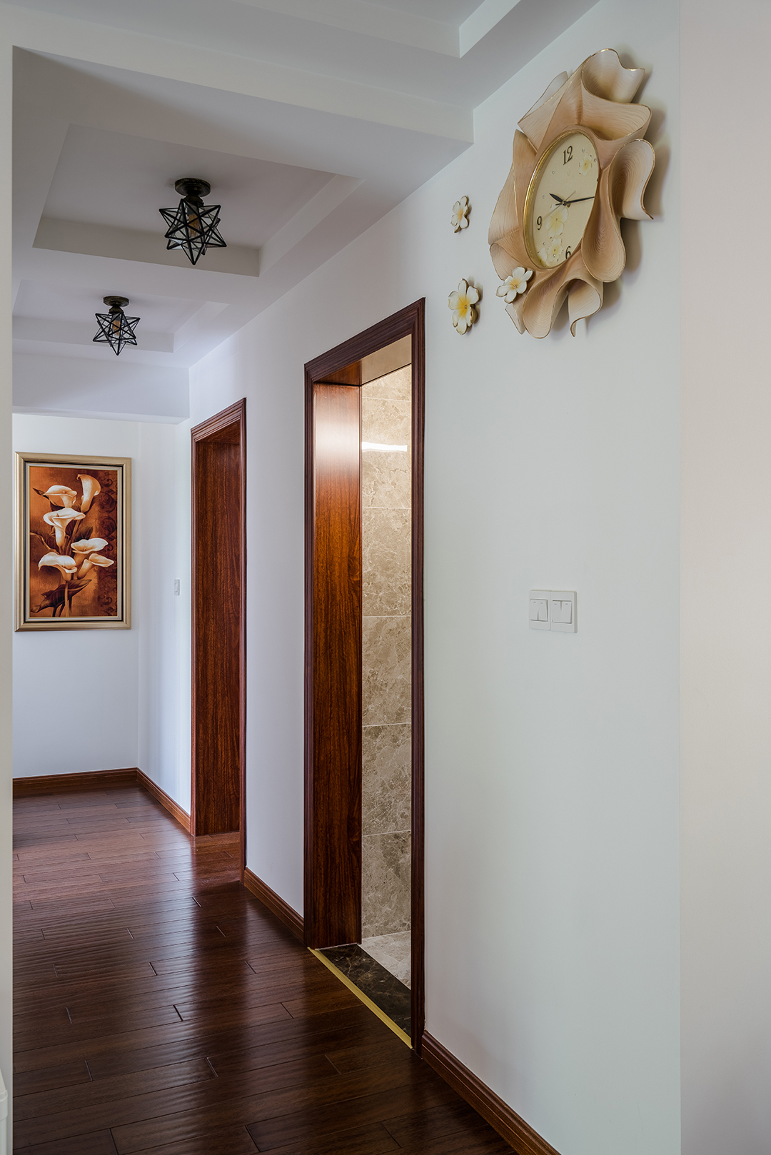 過道大家在裝修時往往會忽略狹長的走廊，覺得這只是個過道而已，也不需要什么裝飾，其實不然。吊頂裝修可以采用輕鋼龍骨石膏板吊頂比較好。采取局部吊頂，用吊頂的高差來限定虛擬空間進行空間的劃分;再利用燈光的局部照明和點式照明來加強空間感。墻面掛一兩副掛畫或者飾品也不會顯得走廊空蕩蕩的。
