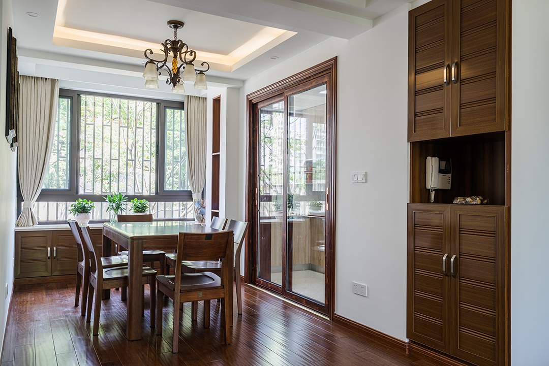 餐廳新中式餐廳設計對于裝飾方面要求還是比較嚴格的。自古以來，對于餐廳裝飾方面，都是非常講究的。而現代中式餐廳設計時，一般不做濃厚的裝飾，會使人感覺很膩。常見的新中式餐廳設計裝飾特點都是簡潔的線條。其次，除了餐廳裝飾之外，對于餐廳燈光也要格外注意，好的用餐氛圍當然少不了燈光的襯托。新中式餐廳設計時，可以選擇一些中式燈，結構盡量簡單一些，中式餐廳設計在選購家具時，盡量選擇木結構家具，因為實木家具更能襯托出中式風格的古典韻味。
