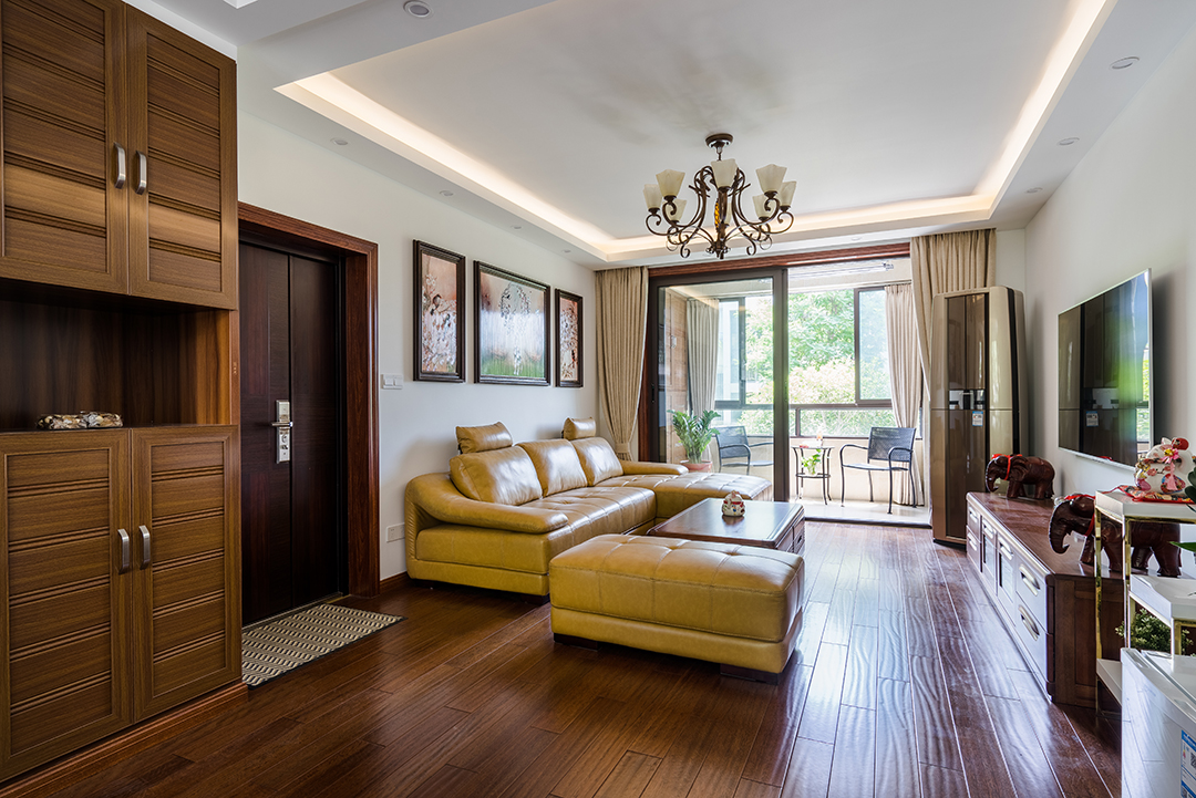 客餐廳簡約新中式客餐廳設計在選擇整體色調是比較講究的，本案以深色調為主。最大的特點就是莊重優雅，而且設計時會融入一些現代化元素，正所謂“輕裝修重裝飾”，客戶選用皮質沙發莊重而典雅，深淺搭配是整個空間靈活而不失穩重。
