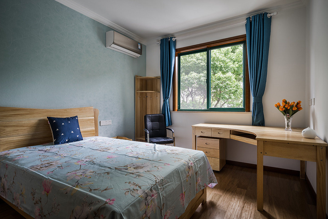 主臥簡(jiǎn)單大方，窗頭背景采用無(wú)縫壁布，使得整體簡(jiǎn)單又大方。突顯業(yè)主的品味。
