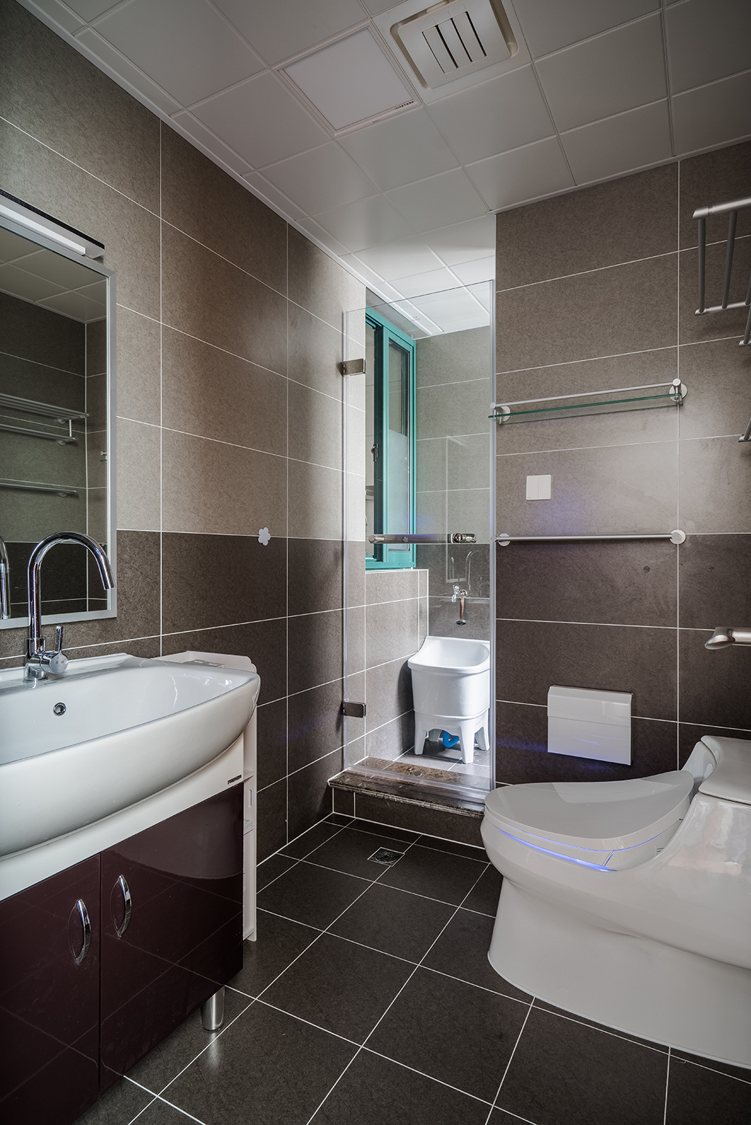 將廚房和衛(wèi)生間外的區(qū)域做成沖淋區(qū)域，增大了使用空間。
