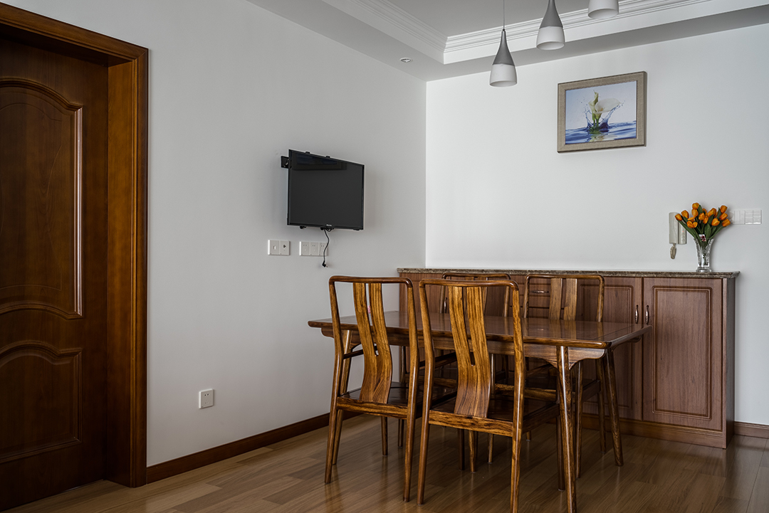 餐廳沒(méi)有過(guò)多的裝飾，簡(jiǎn)單的一幅畫(huà)將配電箱完美遮擋，餐邊柜簡(jiǎn)單實(shí)用，不斷上升的空間，不會(huì)讓在此處用餐聚會(huì)的人們感覺(jué)到壓抑。
