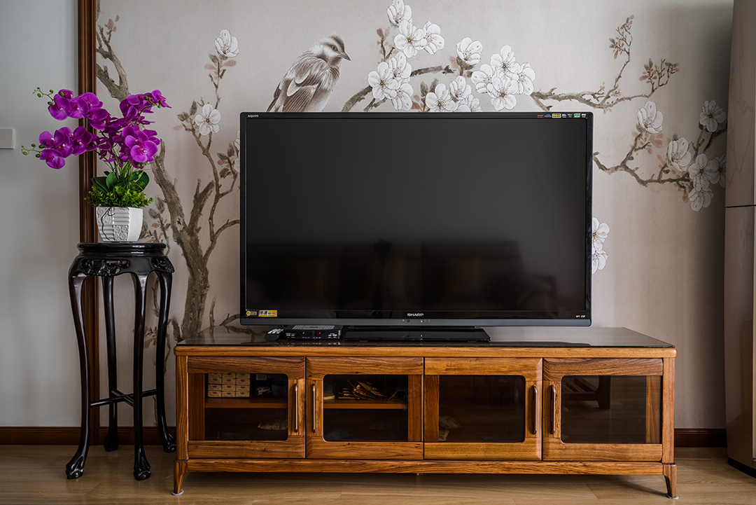 客廳整體風(fēng)格采用木線條風(fēng)格，是當(dāng)下比較時(shí)尚也是板式的處理方式，在顏色上做了統(tǒng)一，配上精致的3D立體壁布，把板式的硬線條做了軟性富有穩(wěn)重。