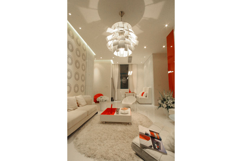 本案為現代簡約裝修設計風格，進門后空間以白色和紅色兩個色調為主，簡潔的裝飾線條、精致的軟裝都凸顯SOHO家居的經典風格元素。臥室空間用紅色軟包做背景，側面的鏡面處理既增加了空間感，又營造了一個溫馨、舒適的休息環境。
