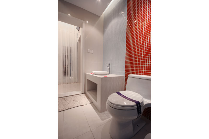 本案為現代簡約裝修設計風格，進門后空間以白色和紅色兩個色調為主，簡潔的裝飾線條、精致的軟裝都凸顯SOHO家居的經典風格元素。臥室空間用紅色軟包做背景，側面的鏡面處理既增加了空間感，又營造了一個溫馨、舒適的休息環境。
