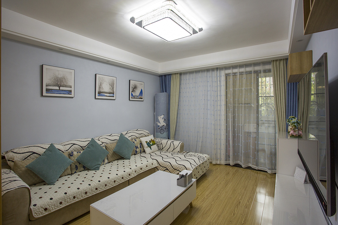 1背景墻的柜架組合使收納功能更大化2淺藍色調(diào)清新、活躍
