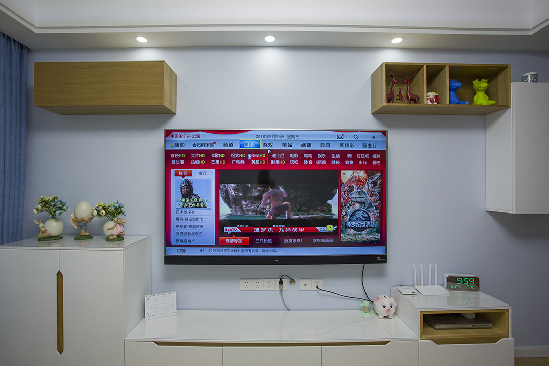 1背景墻架用柜架組合的方式，增強了收納功能2采用簡約幾何形形式，柜門拉手的小心思提升創(chuàng)意感
