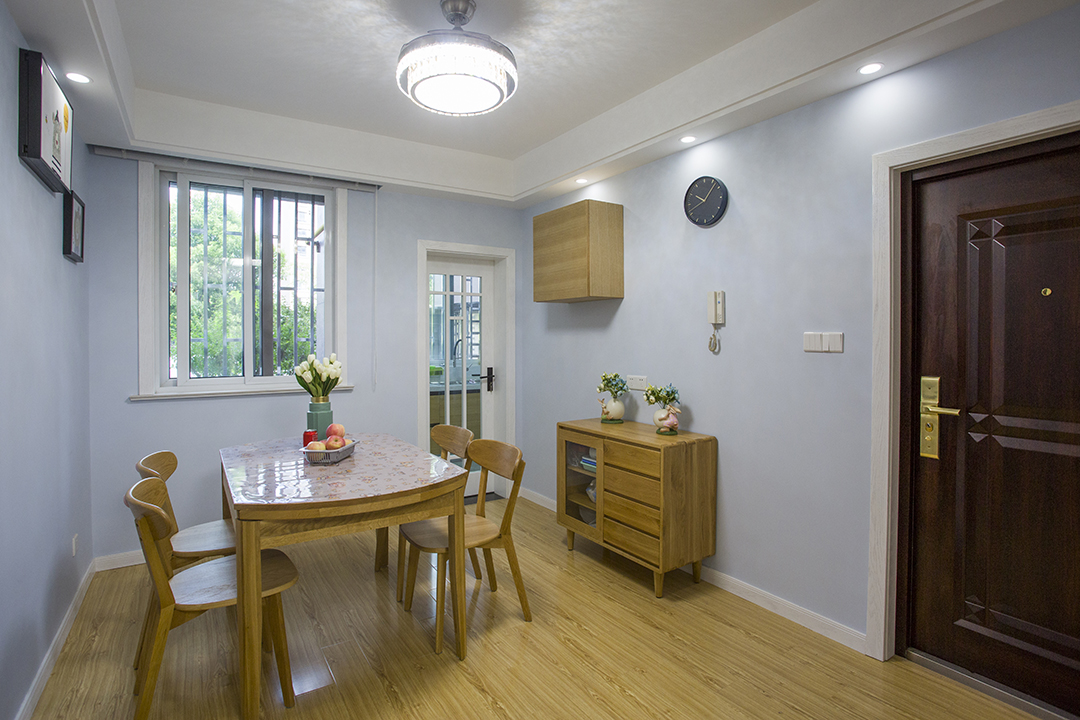 1硬裝盡量的簡約，提升空間延伸感2色彩簡約明快，小情調(diào)感十足
