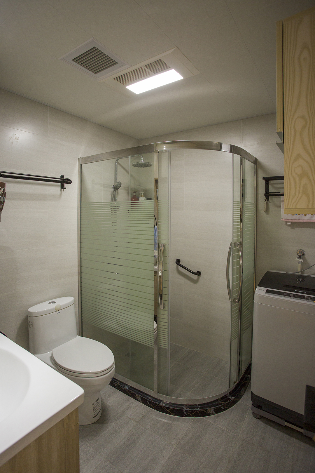 1衛(wèi)生間盡可能的解決“干”與“濕”的問題2各種潔具的選擇與布置力求人性化
