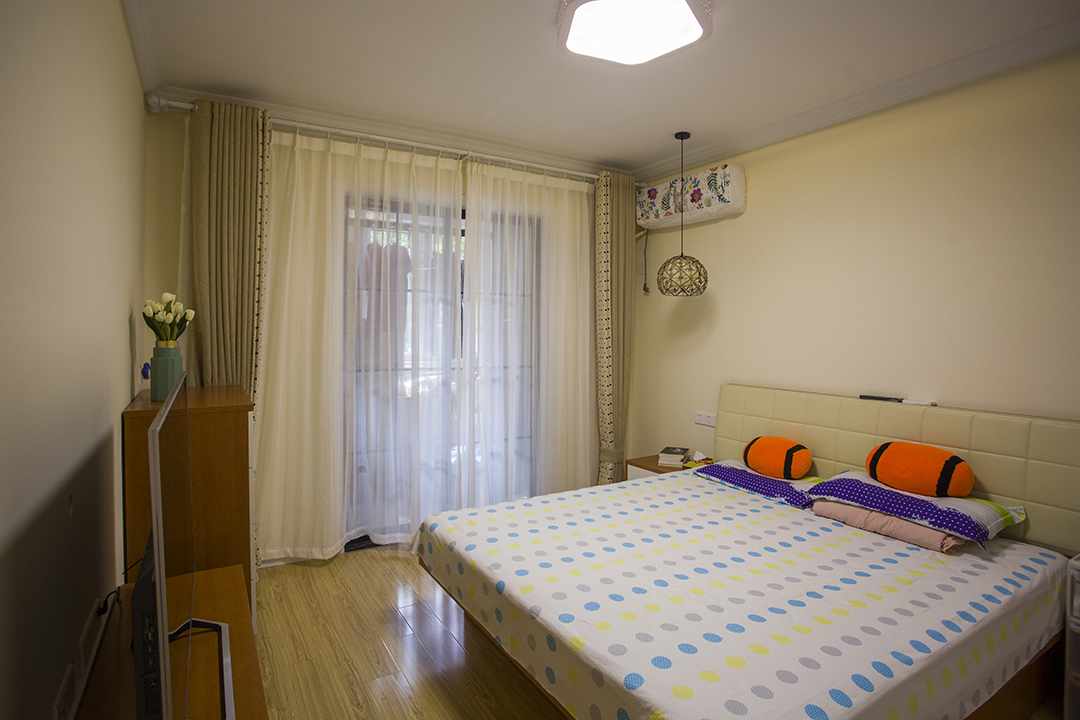 1簡潔的硬裝給給業(yè)主后期選擇家具預(yù)留了更大的發(fā)揮空間2淺色調(diào)搭配暖光源營造溫馨感