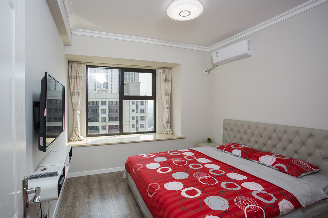 簡潔明亮的臥室才是老年人想要的，寬大的飄窗上可以休閑的時候下下棋。
