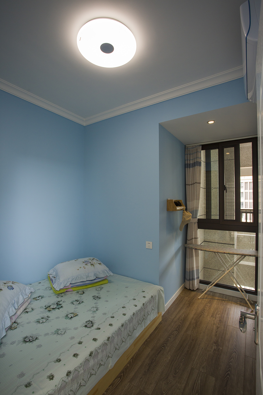 原來的狹小儲藏室讓設(shè)計師改成了一間多功能的踏踏米房間間，這里即有大量的儲物空間，又可以讓偶爾過來的小孫女暫時一住。
