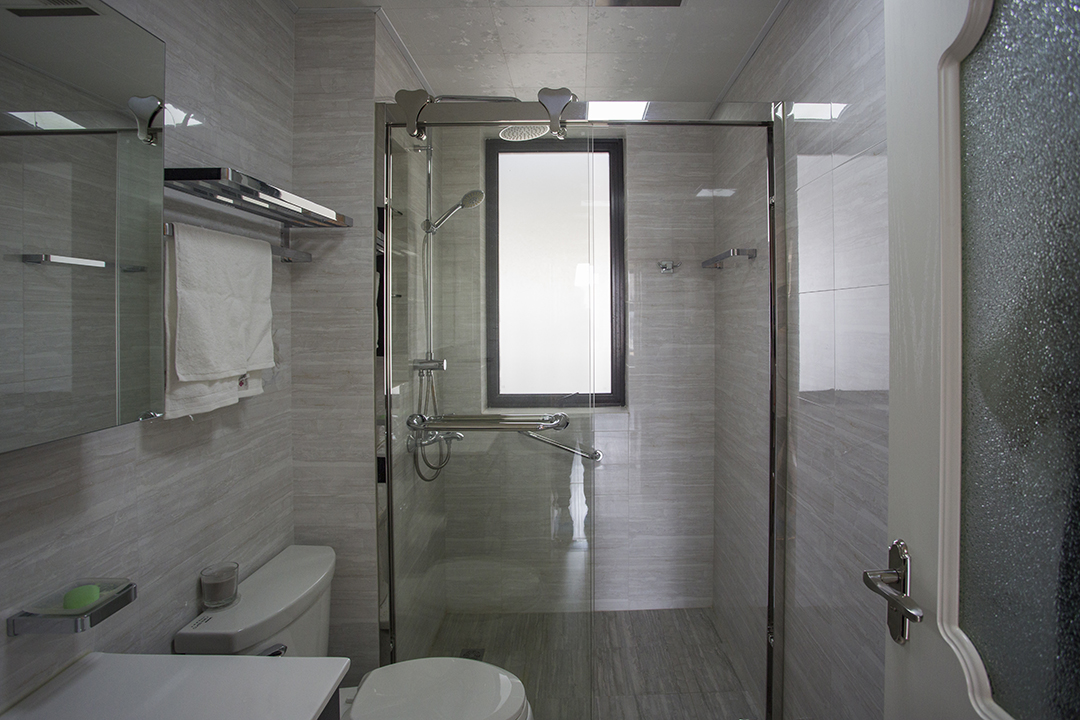 兩老口的養(yǎng)老之家，裝原有的兩房格局改變成現(xiàn)在的三房間，設(shè)計上整體以簡約為主，材料選用中也以干凈便與打理的材料。
