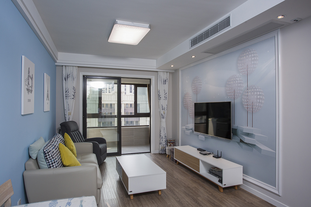 客廳吊頂極簡的造形，即不會太過單調(diào)，也凸顯層次感覺，進門口的地方為老年客戶考慮到了折疊式的換鞋凳。
