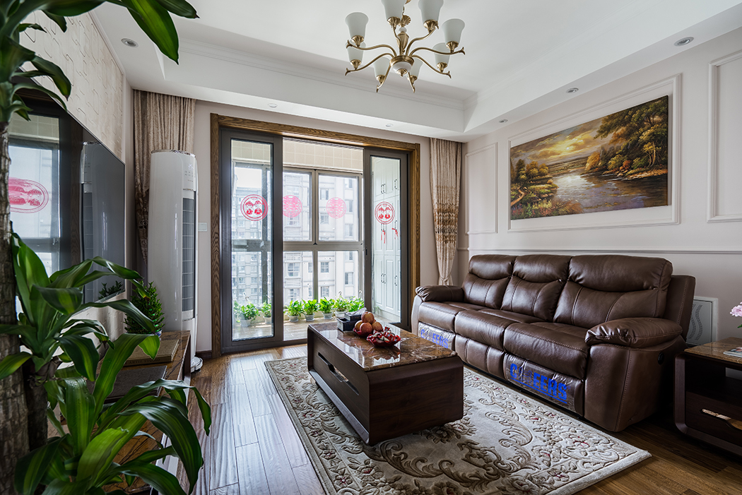 客廳雖然空間不大，但是恰到好處的裝飾，將整體顯得飽滿充實，沙發背景簡單的石膏線條，凸顯墻面層次感。
