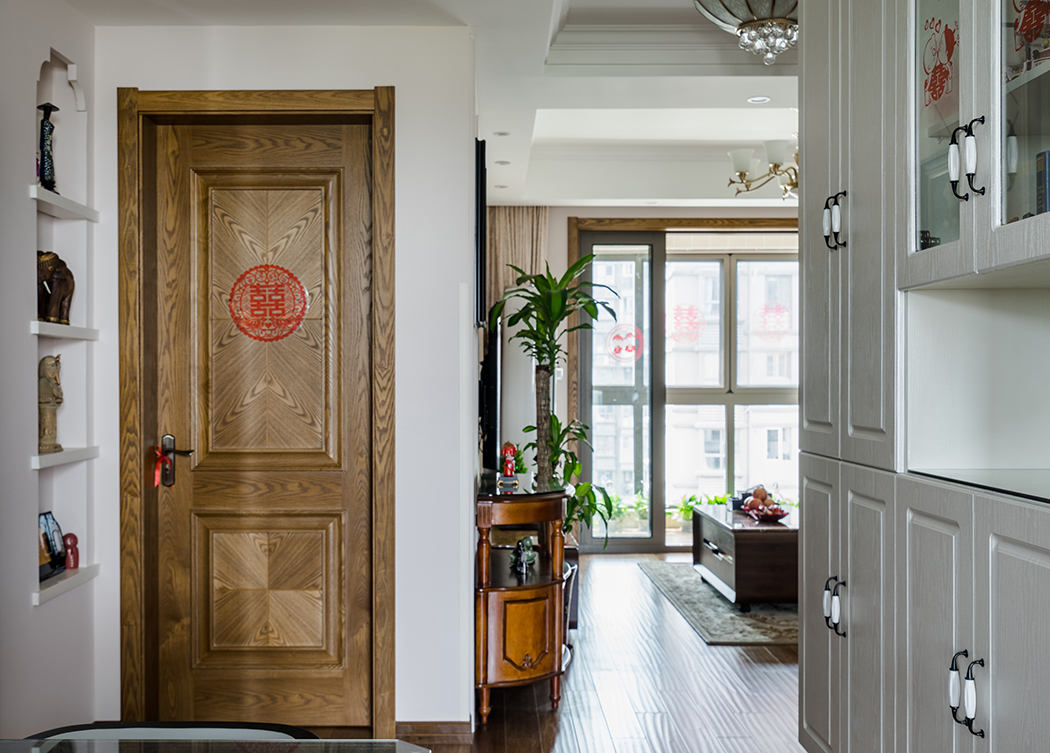 本套是一對年輕有為的小夫妻做為婚房而設計的。摒棄了美式的繁瑣，保留了低調的奢華，以舒適機能為導向，強調“回歸自然”的原理。使整體看上去顯得更加輕松、舒適。而又不失大氣。