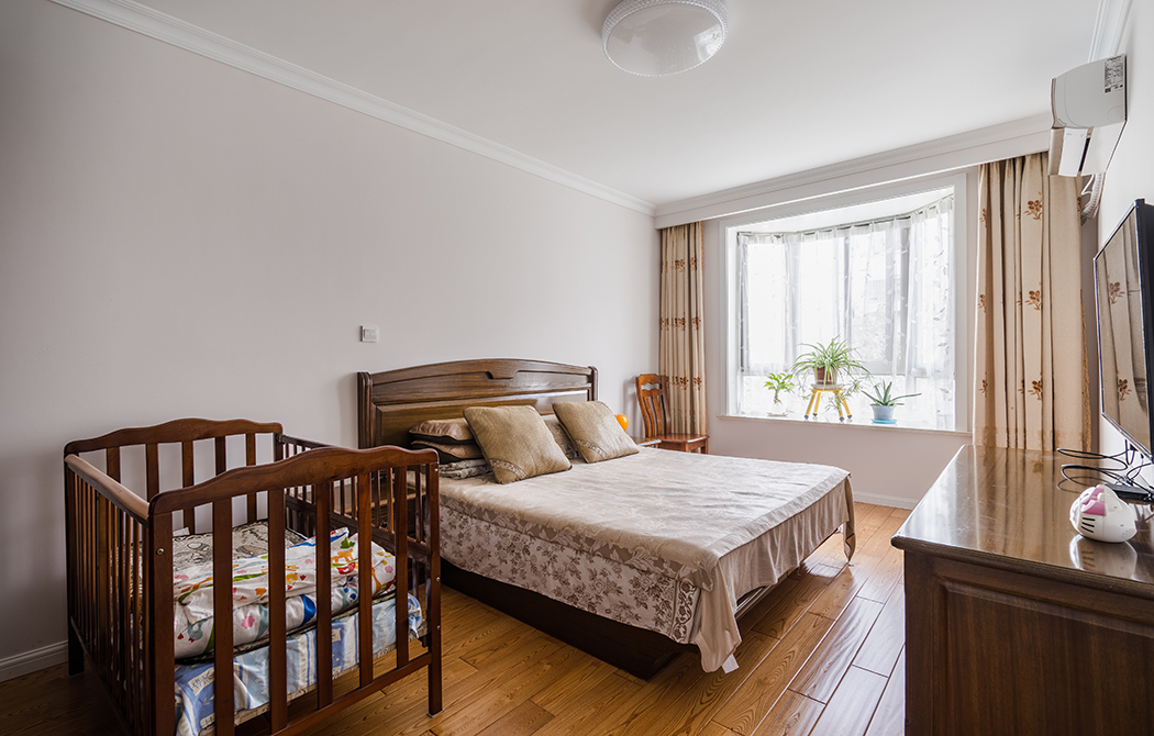 臥室一定是溫暖的，是疲憊的身軀與靈魂得到休憩的場所，米黃的墻面，寬敞的飄窗，清新的香氣彌漫，也吧陽光的溫暖和愛意帶來，同時帶來的是祥和與歡樂。
