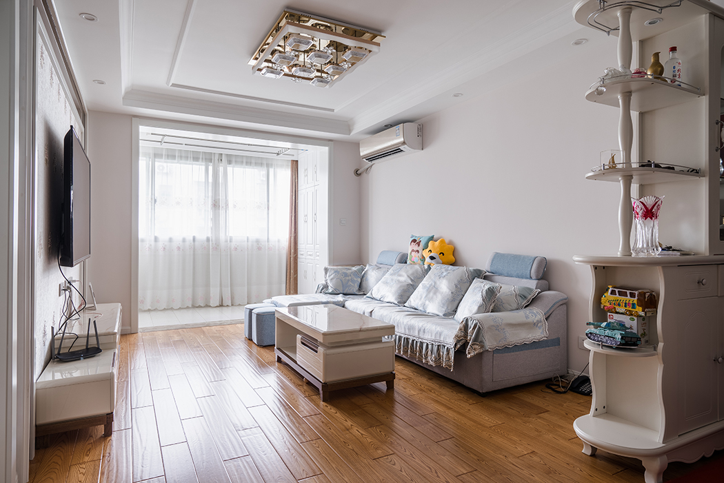 米色駐足整個空間，溫潤而細膩，空間寬敞，通透，墻面地面，吊頂以及淺色系列家具陳設均以簡潔的造型，純潔的質地精細的工藝，崇尚簡潔的基調。
