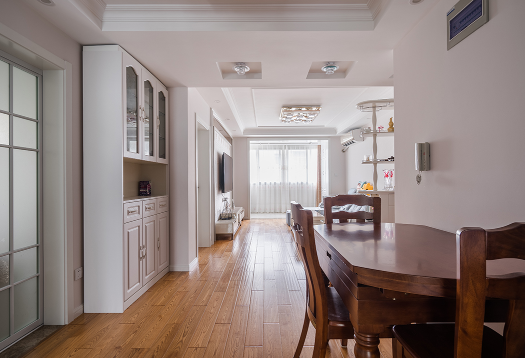 從餐廳一眼望去，簡潔而明快的點線面處理，再加上燈光照明設計，讓空間具靜謐具有家的溫馨感
