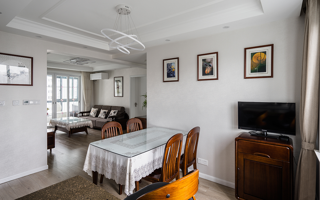 客餐廳再空間上南北通透，考慮給小孩活動玩耍也在中間留下了區(qū)域，餐邊柜配上掛畫也是家中的一道風(fēng)景線。
