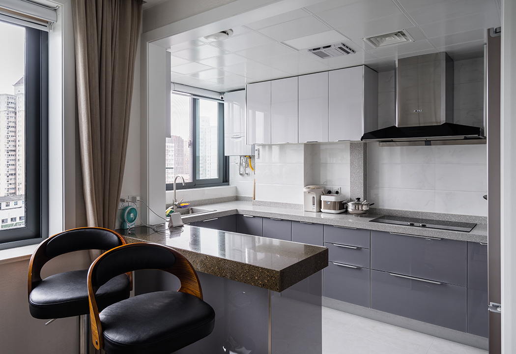 開放式的廚房與餐廳通過吧臺分割，讓現(xiàn)有的空間擴(kuò)展開來，視野更寬闊，既強調(diào)了空間，也體現(xiàn)了實用主義的主張。
