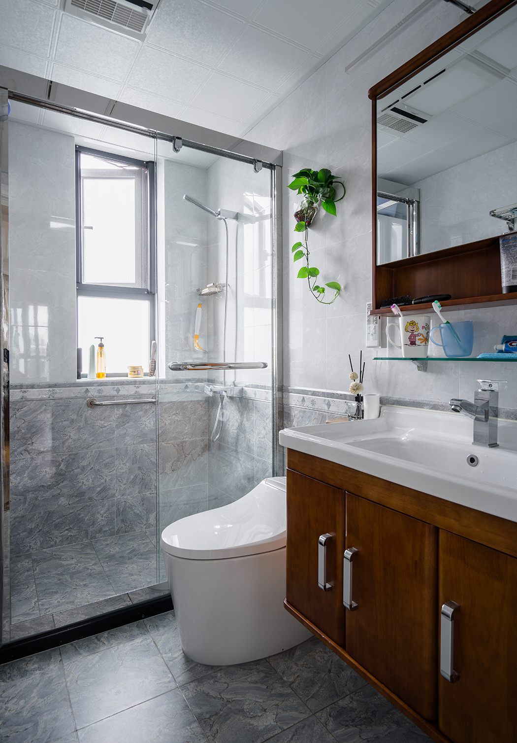 灰調(diào)大理石紋瓷磚與實木臺盆柜搭配顯得更舒適！