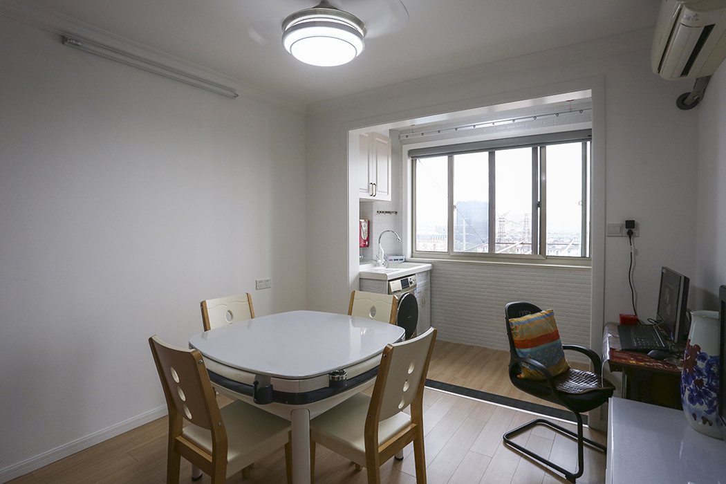 該業(yè)主老夫妻二人，只為更好的去享受晚年生活，故二人把老房子做了一次翻新裝修，此次裝修二人的目的很明確，簡潔明亮，比較懷舊，需要多一些儲物空間，以現(xiàn)代風(fēng)格為主，部分家具有客戶自行采購，經(jīng)濟(jì)，實用......
