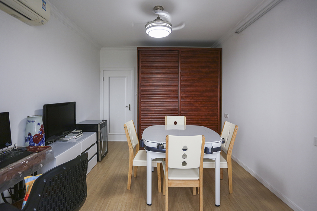 該業(yè)主老夫妻二人，只為更好的去享受晚年生活，故二人把老房子做了一次翻新裝修，此次裝修二人的目的很明確，簡潔明亮，比較懷舊，需要多一些儲物空間，以現(xiàn)代風(fēng)格為主，部分家具有客戶自行采購，經(jīng)濟(jì)，實用......
