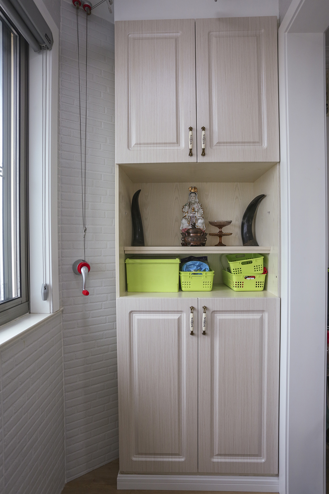 陽臺：明亮，簡約，簡潔。在這次的設(shè)計中極具代表性，豐富的儲物空間，具有展示，儲物為一體的柜體，洗衣一體柜顏色和整體有了很好的呼應(yīng)。墻面的文化磚在現(xiàn)代空間里富有一定的復(fù)古韻味。
