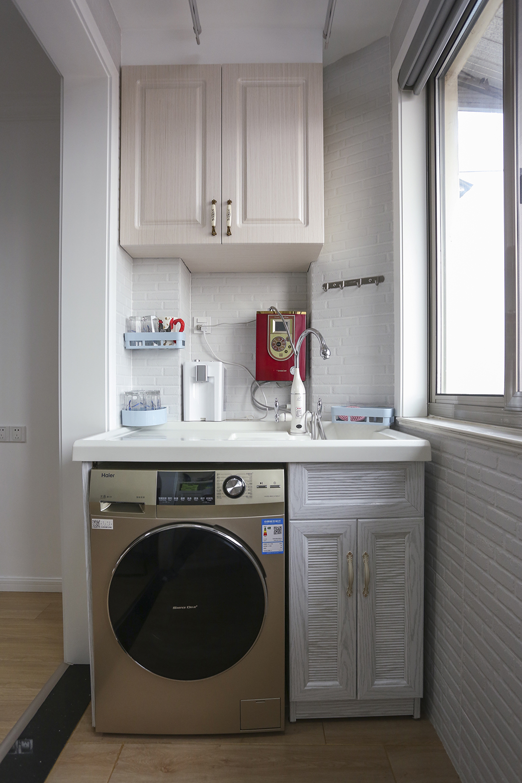  陽臺：明亮，簡約，簡潔。在這次的設(shè)計中極具代表性，豐富的儲物空間，具有展示，儲物為一體的柜體，洗衣一體柜顏色和整體有了很好的呼應(yīng)。墻面的文化磚在現(xiàn)代空間里富有一定的復(fù)古韻味。
