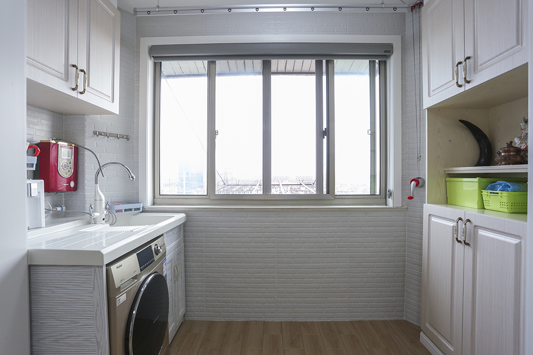  陽臺：明亮，簡約，簡潔。在這次的設(shè)計中極具代表性，豐富的儲物空間，具有展示，儲物為一體的柜體，洗衣一體柜顏色和整體有了很好的呼應(yīng)。墻面的文化磚在現(xiàn)代空間里富有一定的復(fù)古韻味。
