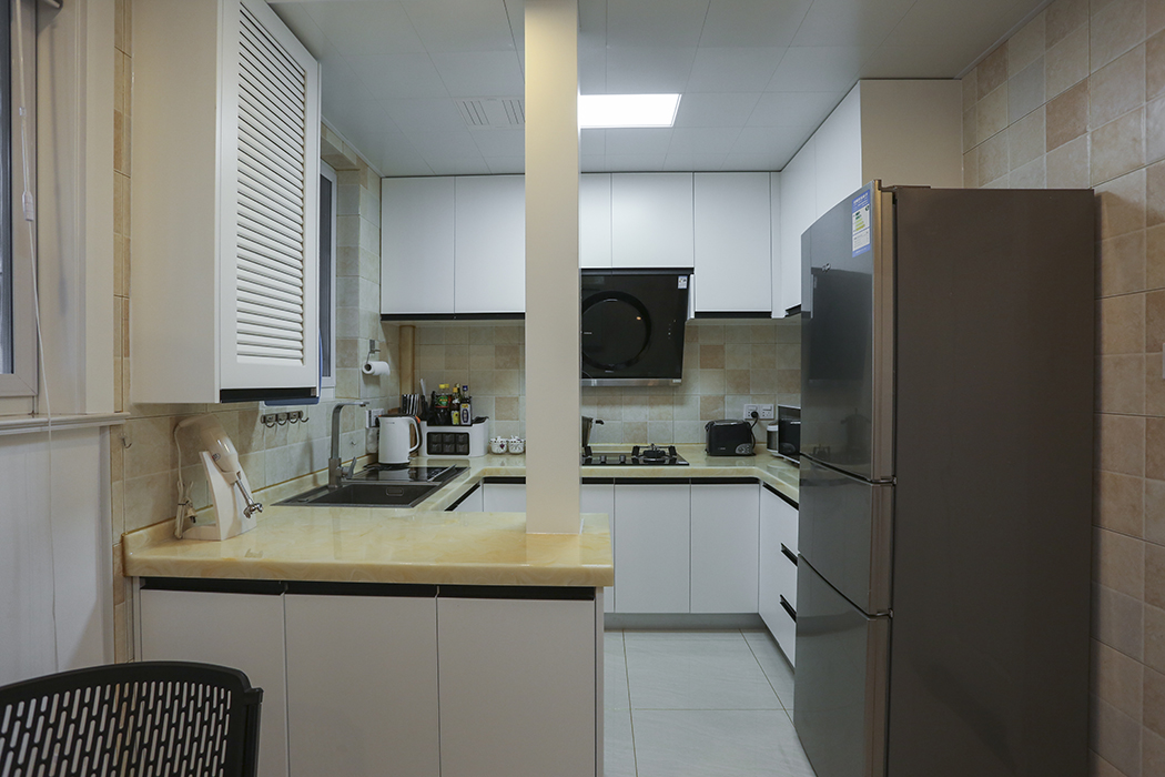     開放室廚房，既可以室廚房間的空間得到極具實用性，同時也讓廚房的采光有了很大的提升，開放式的小吧臺，讓廚房是操作空間不會覺得那么擁擠。最富有代表性的吧臺上面的下水管，隱藏效果非常好，戲劇性的感覺他是一個裝飾柱。
