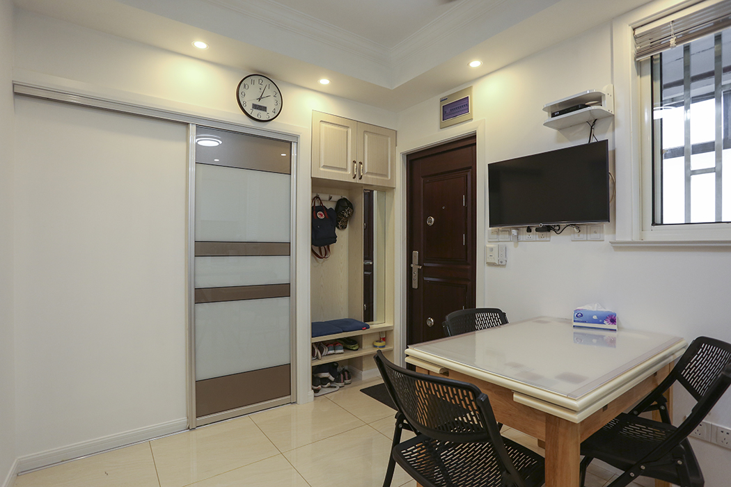  進(jìn)戶既是開闊的玄關(guān)及餐廳，實用性能極強的鞋柜，方便老人們的換鞋，既可以坐也可以扶，隱蔽性較好的衛(wèi)生間移門，給人直觀感覺似乎是一個儲物柜。
