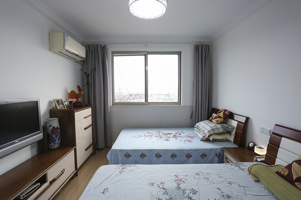   偶爾會有孩子過來居住，故臥室擺放兩張床，簡潔的石膏線條，木紋豐富的地板，衣柜、電視柜及床的整體搭配，大大提升了空間都整體感。
