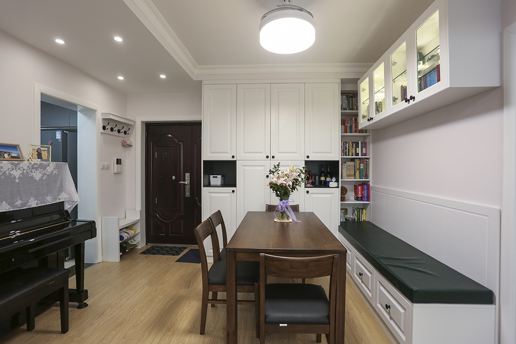 餐廳的設計同樣延續了黑白灰的格調，卡座的設計使得整個空間非常的合情合理，定制的餐邊柜增添了儲物空間的同時又起到了展示柜的作用。
